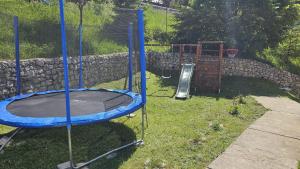 een speeltuin met een trampoline in een tuin bij La Kaifas in Fundata