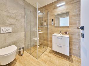 Bilik mandi di Apartment Luxury Mountain Home with large terrace by Interhome