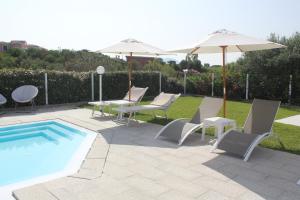 a pool with chairs and tables and umbrellas at Al Mare da Francesca in Olbia