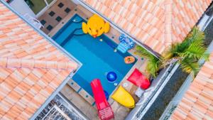 Pool Villa Near Jomtien Beach on Thep Prasit Road游泳池或附近泳池
