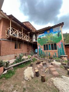ピサックにあるSacred Valley Mystic Tribeの側面に壁画がある建物