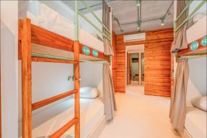 Кровать или кровати в номере Mayan Monkey Isla Mujeres - Social Hotel