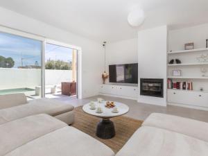 Et opholdsområde på Villa Les Oliveres by Interhome