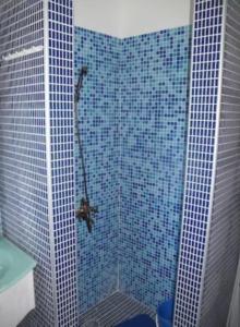 a bathroom with a shower with blue tiles at Βίλα με Πισίνα στην Φαλάνθη in Falánthi