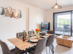 Μια τηλεόραση ή/και κέντρο ψυχαγωγίας στο Apartment Chasse Marée by Interhome
