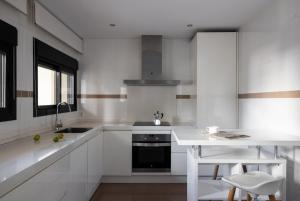 Kuchyň nebo kuchyňský kout v ubytování Stunning beachfront penthouse