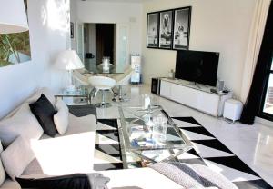 TV a/nebo společenská místnost v ubytování Stunning beachfront penthouse