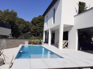 a swimming pool in the backyard of a house at Pin D'Epice in Balaruc-les-Bains