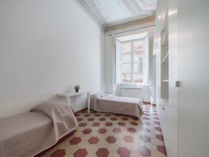 une chambre avec un lit et un étage avec une fenêtre dans l'établissement Apartment appartamento Galleria by Interhome, à Camaiore