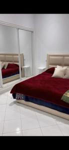 Un dormitorio con una cama con un edredón rojo. en Marina smir, en Marina Smir