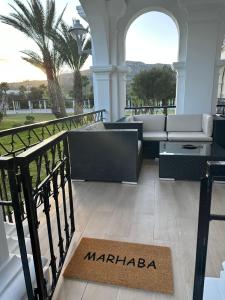 una alfombra de bienvenida en el suelo de una casa en Marina smir, en Marina Smir