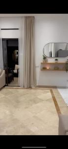 sala de estar con espejo y sofá en Marina smir, en Marina Smir 5 fotos más