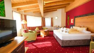 Telewizja i/lub zestaw kina domowego w obiekcie Wellness- und Familienhotel Egger
