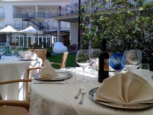 Um restaurante ou outro lugar para comer em Mariano IV Palace Hotel
