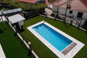 an overhead view of a swimming pool on a lawn at Casa Aido in Junqueira