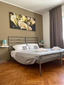 a bed in a bedroom with a painting on the wall at Elegante Apartmento nel centro storico di Treviso in Treviso +33 photos