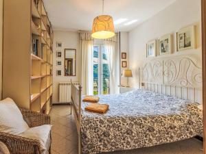 une chambre avec un grand lit et une chaise dans l'établissement Villa Il Castagneto by Interhome, à Pisogne