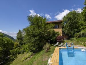 une villa avec piscine et une maison dans l'établissement Villa Il Castagneto by Interhome, à Pisogne