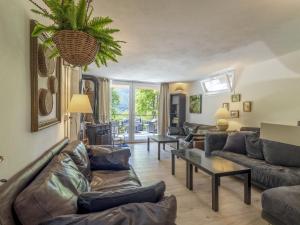 un salon avec un canapé et une table dans l'établissement Villa Il Castagneto by Interhome, à Pisogne