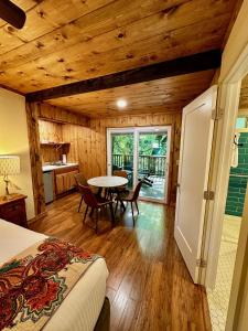 Postel nebo postele na pokoji v ubytování Fernwood Resort