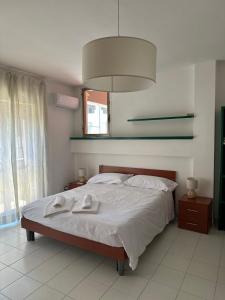 Ένα ή περισσότερα κρεβάτια σε δωμάτιο στο Marina Apartment