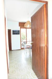 Una puerta que conduce a un comedor con una mesa. en Week end 29, en Campomarino
