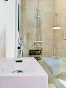 Coliving - Private Shower - Bfast & Terrace Dining في كاجنيس سور مير: حمام مع حوض غسيل أبيض ودش