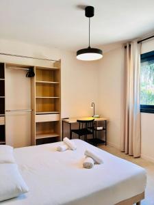 Coliving - Private Shower - Bfast & Terrace Dining في كاجنيس سور مير: غرفة نوم بها سرير عليه منشفتان