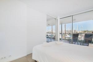 ラゴスにあるMarina 23Bの白いベッドと大きな窓のある寝室