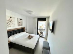 Posteľ alebo postele v izbe v ubytovaní Apartamento de 3 dormitorios, piscina y parking