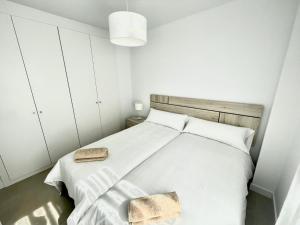 Posteľ alebo postele v izbe v ubytovaní Apartamento de 3 dormitorios, piscina y parking