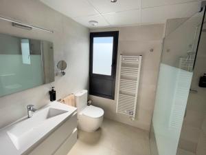 Kúpeľňa v ubytovaní Apartamento de 3 dormitorios, piscina y parking