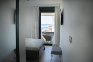 Posteľ alebo postele v izbe v ubytovaní Apartamento de 3 dormitorios, piscina y parking