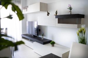 Televízia a/alebo spoločenská miestnosť v ubytovaní Apartamento de 3 dormitorios, piscina y parking