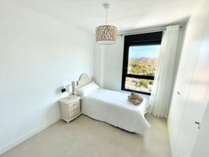 Posteľ alebo postele v izbe v ubytovaní Apartamento de 3 dormitorios, piscina y parking