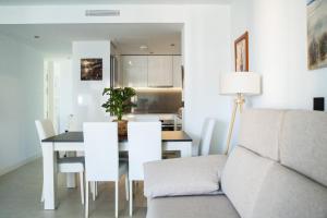 Posedenie v ubytovaní Apartamento de 3 dormitorios, piscina y parking