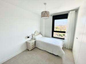 Posteľ alebo postele v izbe v ubytovaní Apartamento de 3 dormitorios, piscina y parking