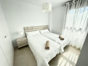 Posteľ alebo postele v izbe v ubytovaní Apartamento de 3 dormitorios, piscina y parking