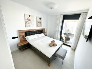 Posteľ alebo postele v izbe v ubytovaní Apartamento de 3 dormitorios, piscina y parking