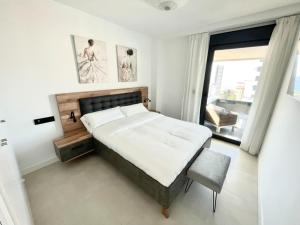 Posteľ alebo postele v izbe v ubytovaní Apartamento de 3 dormitorios, piscina y parking