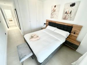 Posteľ alebo postele v izbe v ubytovaní Apartamento de 3 dormitorios, piscina y parking + 33 fotografií