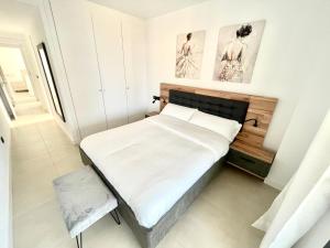 Posteľ alebo postele v izbe v ubytovaní Apartamento de 3 dormitorios, piscina y parking