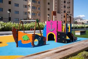 Detský kútik v ubytovaní Apartamento de 3 dormitorios, piscina y parking