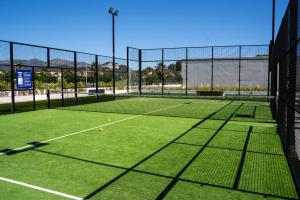 Tenis alebo squash v ubytovaní Apartamento de 3 dormitorios, piscina y parking alebo jeho okolí