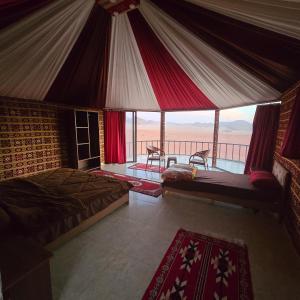 Postel nebo postele na pokoji v ubytování Wadi Rum Candles Camp