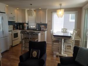 A cozinha ou kitchenette de Ocean Front 1St Floor Duplex With Expansive Views In Brant Beach With Private Beach Access 12094
