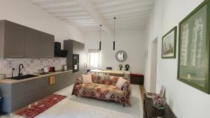 a living room with a couch and a kitchen at L'ANGOLO di GALILEO in Pisa