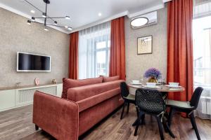 a living room with a couch and a table at 1-комнатная квартира Кумисбекова 4, ЖК Altyn Tau in Astana