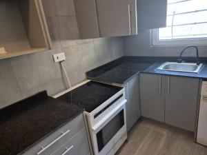 Kuchyň nebo kuchyňský kout v ubytování Saims Home