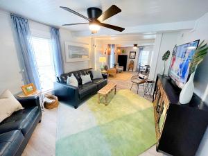 un soggiorno con un divano e un ventilatore a soffitto di Historic Waterfront, Downtown, Boat Slip Avail a Swansboro